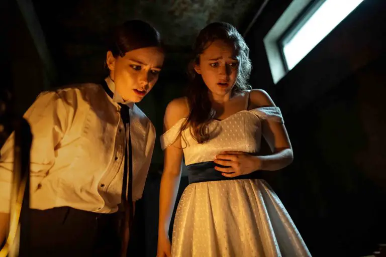 Fear Street Prom Queen. (L-R) Suzanna Son as Megan Rogers and India Fowler as Lori Granger in Fear Street Prom Queen. Cr. Alan MarkfieldNetflix © 2025.