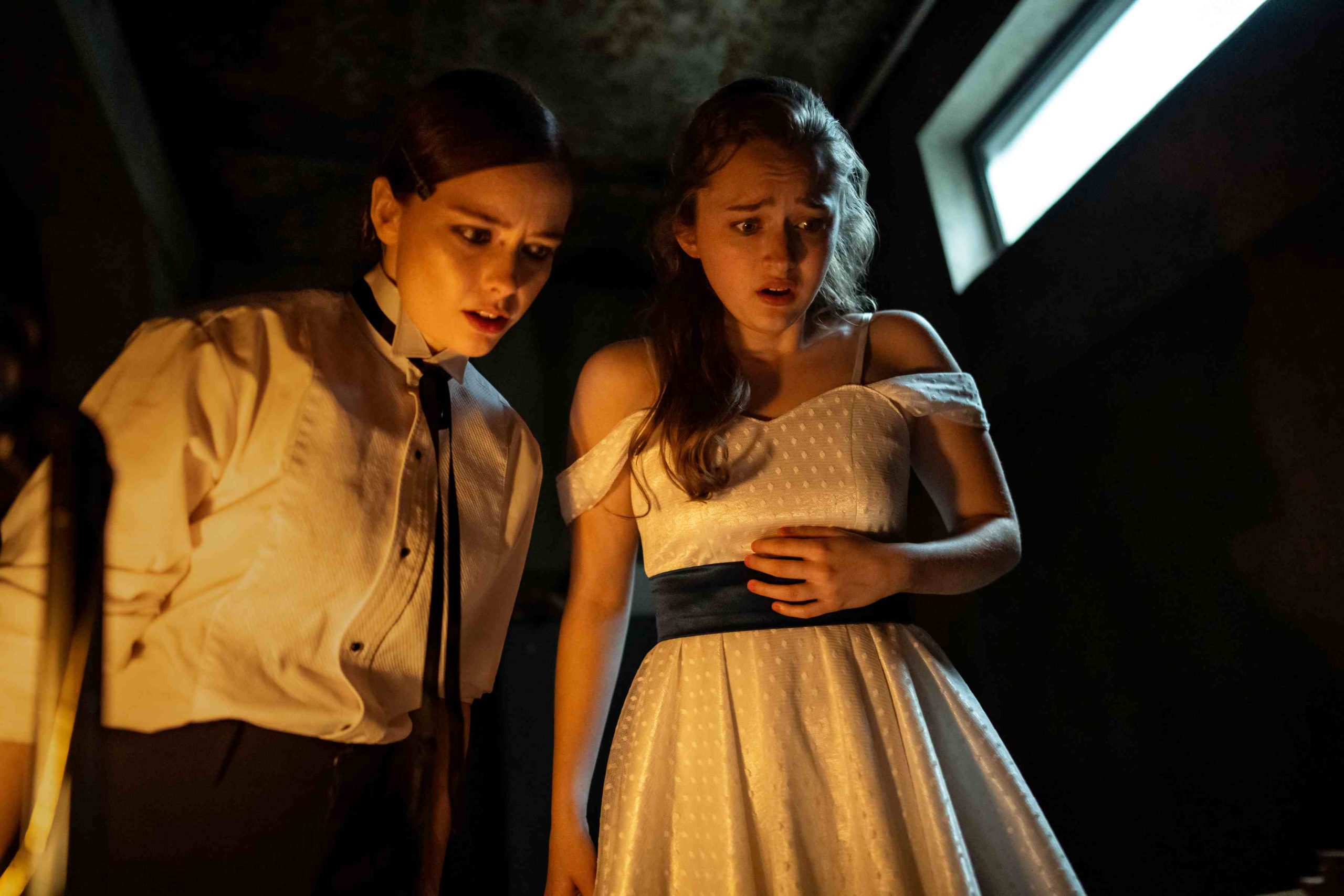 Fear Street Prom Queen. (L-R) Suzanna Son as Megan Rogers and India Fowler as Lori Granger in Fear Street Prom Queen. Cr. Alan MarkfieldNetflix © 2025.