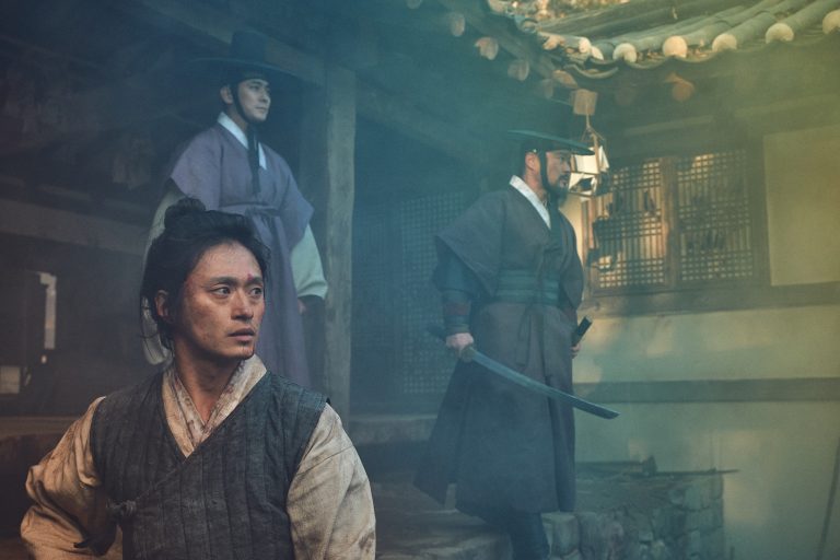 Kingdom – Stagione 1, Episodio 4 (2019) – Regia di Kim Seong-hun – © Netflix – Foto Juhan Noh – Con Kim Seong-kyu, Joo Ji-hoon, Kim Sang-ho – Immagine concessa per uso editoriale.