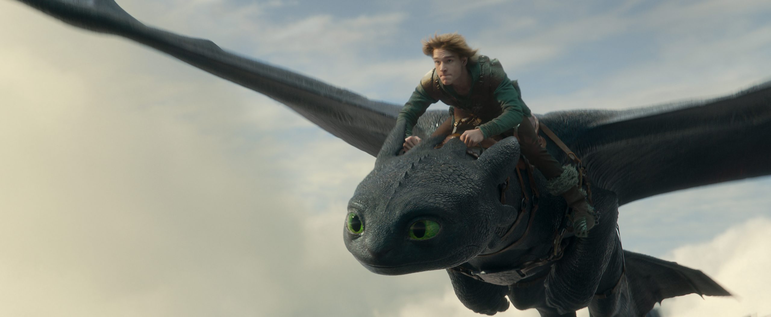 (from left) Night Fury dragon, Toothless, and Hiccup (Mason Thames) in Universal Pictures’ live-action How to Train Your Dragon, written and directed by Dean DeBlois. © 2025 Universal Studios. All Rights Reserved.