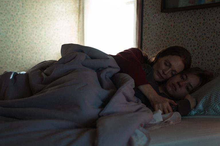 Julianne Moore e Sydney Sweeney in “Echo Valley”, disponibile dal 13 giugno 2025 su Apple TV+. - Immagine ricevuta per uso editoriale