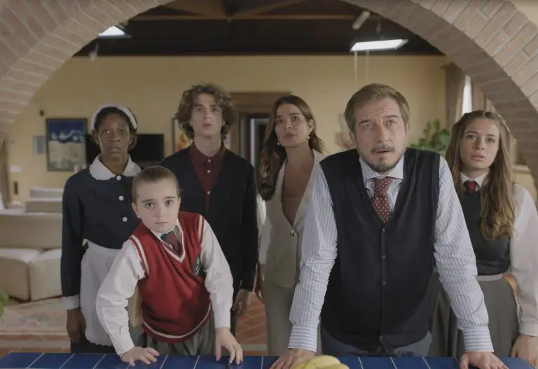 Poveri noi (2025) – Regia di Fabrizio Maria Cortese – © Orange Pictures, Rai Cinema – Distribuzione: Adler Entertainment – Ufficio stampa: Ornato Comunicazione – Immagine concessa per uso editoriale.