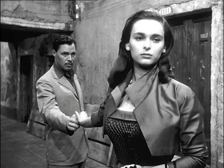 Screenshot del film La signora senza camelie (1953) di Michelangelo Antonioni - Immagine di libero dominio