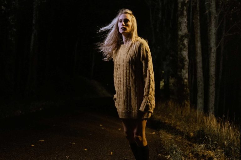 Al progredire della notte (2025) – Regia di Davide Montecchi – © Meclimone Produzioni Cinematografiche – Immagine concessa per uso editoriale da CG Entertainment