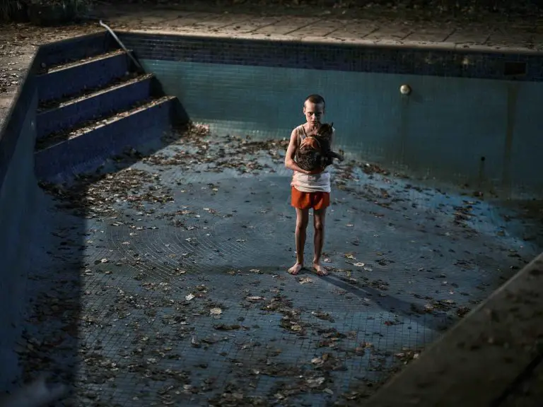 Bring Her Back (2025) – Jonah Wren Phillips sul set – Regia di Danny e Michael Philippou – Fotografia: Ingvar Kenne – © 2025 A24, The Spectral Spirit Company – Immagine concessa per uso editoriale dall'ufficio stampa di Cristiana Caimmi & Co - Copyright www.ingvarkenne.com