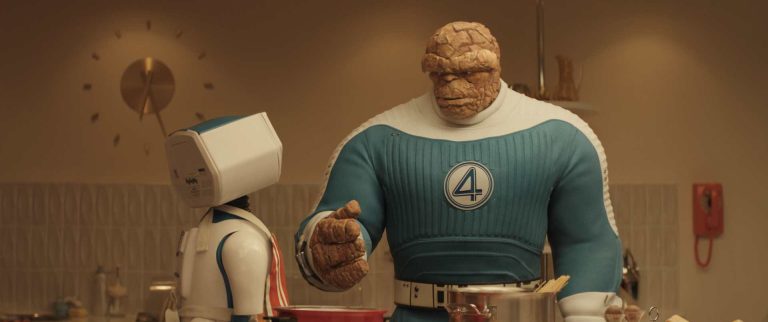 I Fantastici 4 – Gli inizi (2025) – Da sinistra: H.E.R.B.I.E. e Ebon Moss-Bachrach nel ruolo di Ben Grimm / La Cosa – Regia di Matt Shakman – © 2025 20th Century Studios / © e ™ Marvel – Immagine concessa per uso editoriale. Photo courtesy of 20th Century Studios / Marvel Studios.