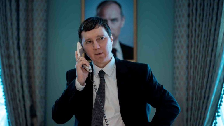 Le Mage du Kremlin (2025). Actor Paul Dano - Credits Carole Bethuel