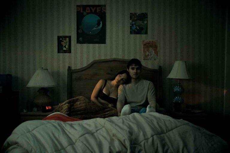 R. Inde Navarrette stars as Nikki and Michael Johnston as Bear in OBSESSION, a Focus Features release. Credit: Courtesy of Focus Features / © 2026 FOCUS FEATURES LLC