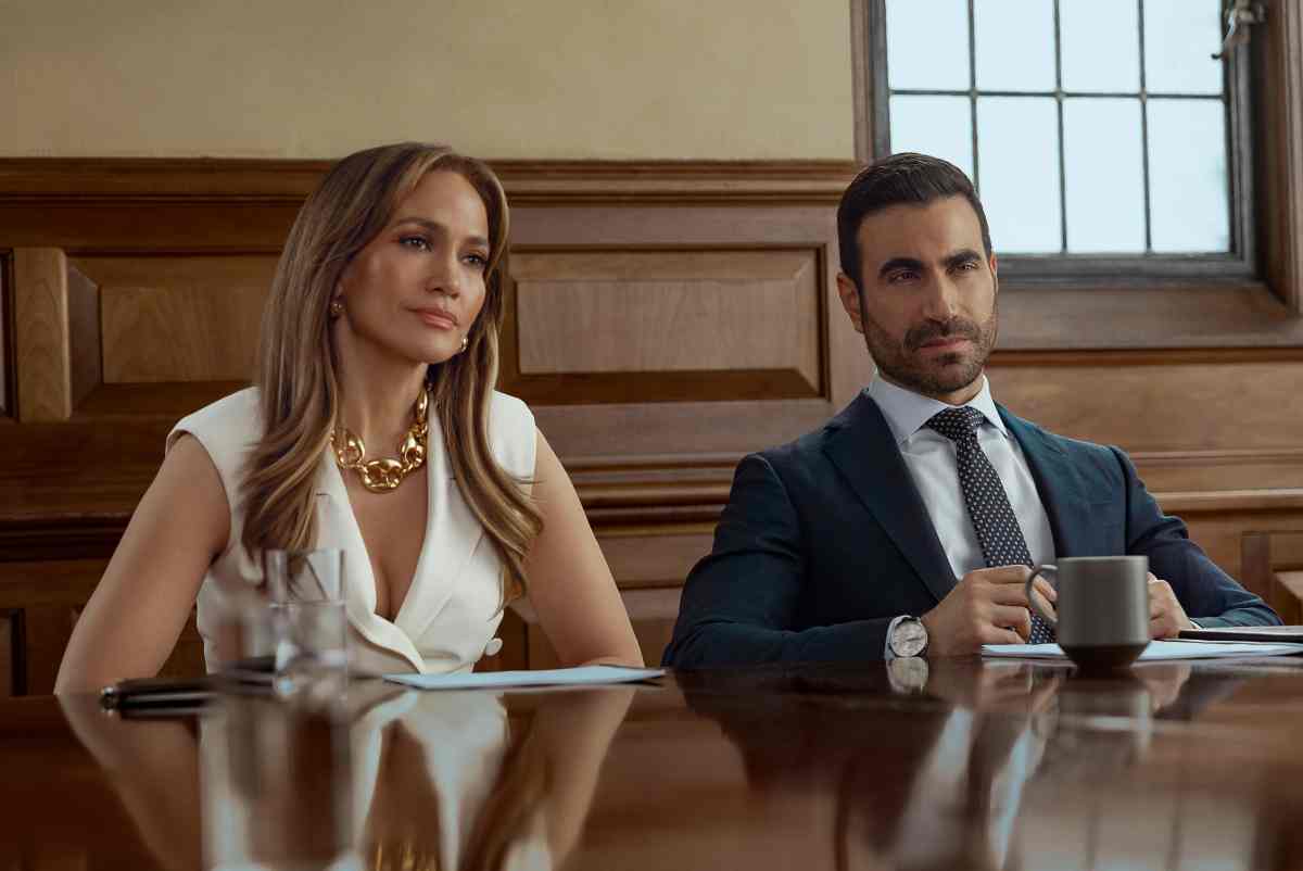 Office Romance. (L-R) Jennifer Lopez as Jackie Cruz and Brett Goldstein as Daniel Blanchflower in Office Romance. Cr. Ana Carballosa/Netflix © 2026.